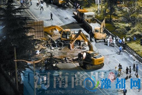  昨晚暴雨后郑州某路口塌方 疑似四人跌入坑中