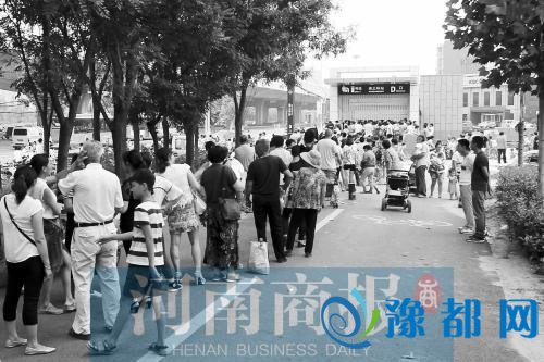 地铁2号线试乘券昨天发放 领券队伍长达百余米