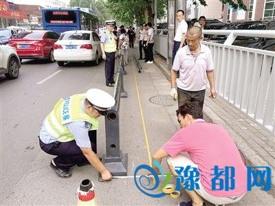  郑州整治违法停车 省医南门加装机非隔离护栏