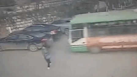 ����������������ת180�Ⱥ�෭ ��·Ů�ӱ�ѹ����