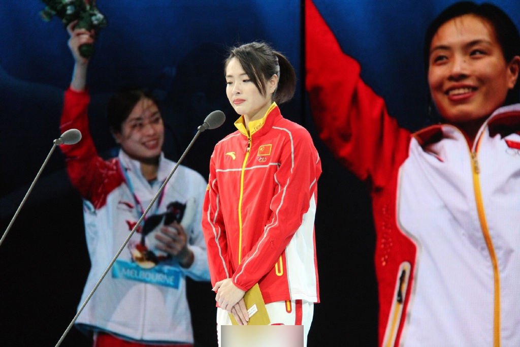今天下午，31岁的奥运会五枚金牌得主、中国跳水队“大姐大”吴敏霞在CCTV体坛风云人物初评揭晓发布会上含泪宣布，结束自己长达18年的国家队运动员生涯。吴敏霞下场后第一时间接受了腾讯体育的采访，她说最戳泪点的就是最后看队友教练给她祝福的视频，觉得真的舍不得大家。