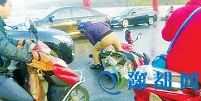 河南多地洒水车洒水致道路结冰 马路成溜冰场