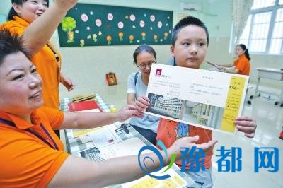  郑州市区小学入学报名首日 家长鲜见熬夜排队