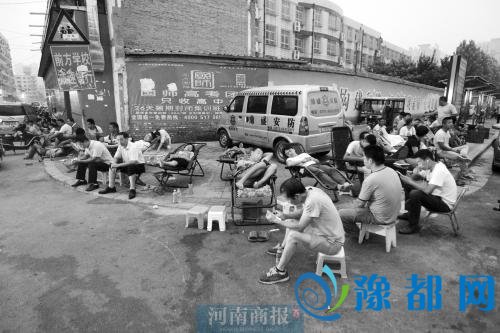 给孩子报名上小学无需排队 比以前方便多了