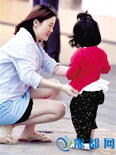 郑州气温降幅超过10℃ 市民风中抱紧肩膀