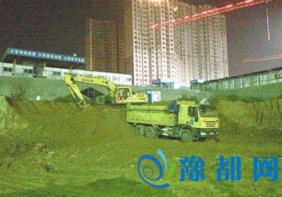 郑州夜查工地问题多多 两个区挨了大气办“批”