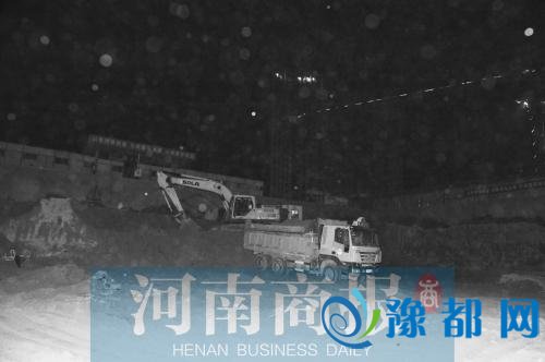  郑州市大气办夜间暗访 渣土车司机下车就跑