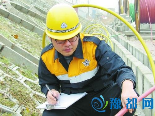 郑徐线上为电缆“体检” 来回跑一天脚起泡
