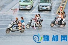 郑州整治电动车带人引争议 担心会让交通更拥堵