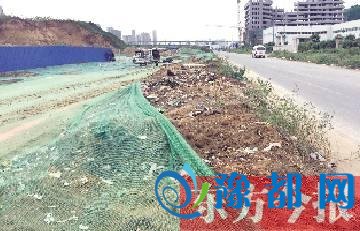  郑州又见料场“裸奔” 道路被垃圾渣土占三分之二