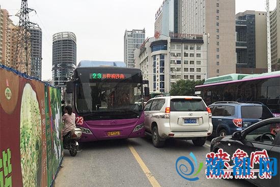  郑州“最窄机动车道”解堵了 路面加宽至两车道