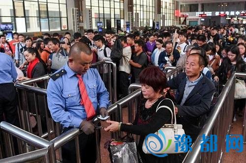 184.5万人次！十一黄金周郑州俩火车站创"历史"