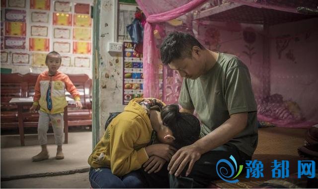 男子约女网友外出游玩 野地强奸后拍裸照敲诈