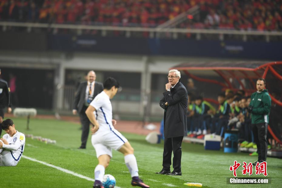 中国队主教练里皮现场指挥。 中新社记者 杨华峰 摄