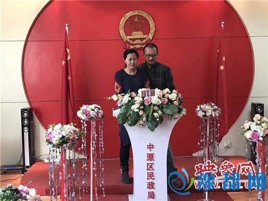 “光棍节”郑州情侣扎堆领证 民政局提前上班办证