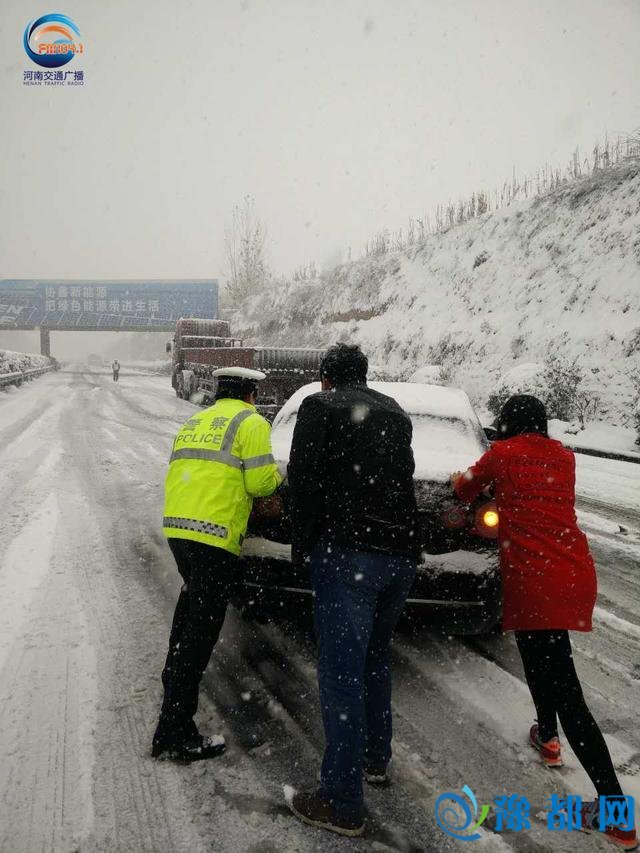 河南雪后路滑 全省多条高速依旧封闭