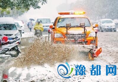 郑州城管应对降雪连夜除雪 确保次日道路畅通