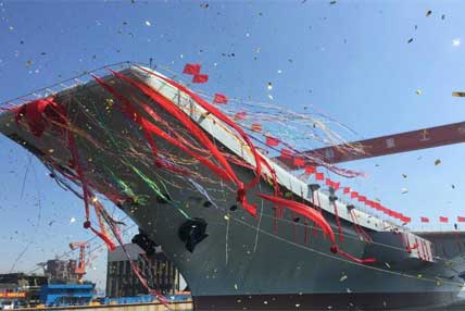 巨龙入海！中国首艘国产航母正式下水