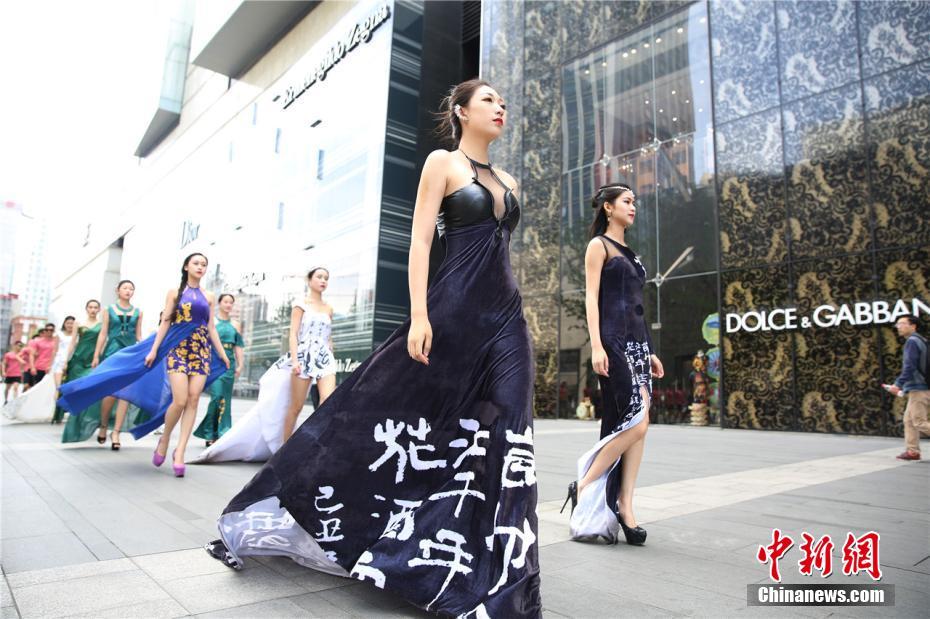 优美的中国风和绚丽的制服走秀吸引了众多的游人驻足观看，细细品味她们的风采。 毛成山 摄