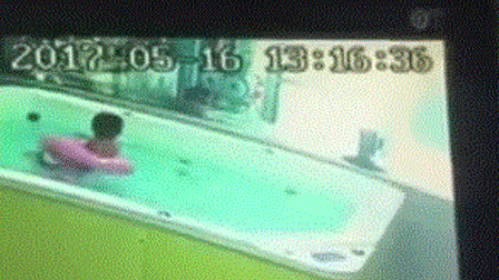 幼儿泳池溺水挣扎72秒无人管 工作人员脱岗