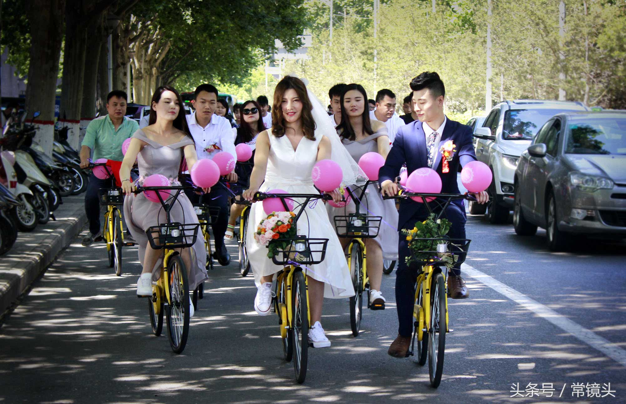 2017年5月17日上午，在新娘的主动要求下，河南洛阳小伙王豪用50辆共享单车迎亲。这种既节俭又个性的结婚方式，不仅获得了众多亲友们的赞扬，更是吸引了市民的眼球。