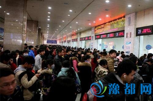 郑州火车站应对“霾伏” 元旦发送旅客43万人