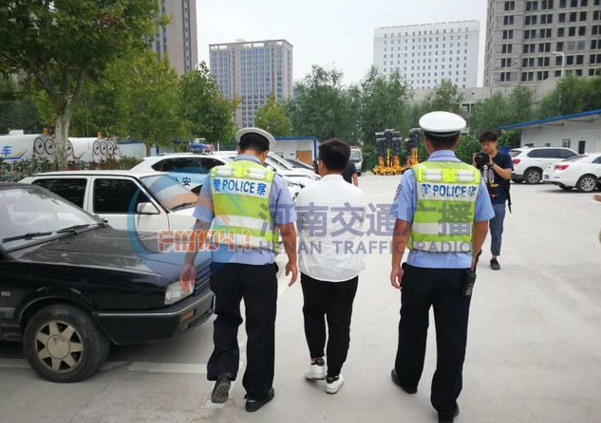 小伙街头逆行被教育 民警意外发现其是通缉犯