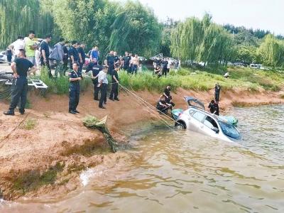 洛阳男子水库边钓鱼 自己的爱车滑进了水库