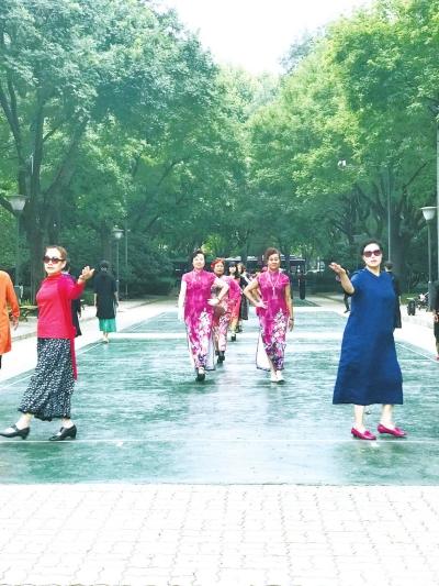  郑州一公园现“别样”模特队 最大年龄70岁