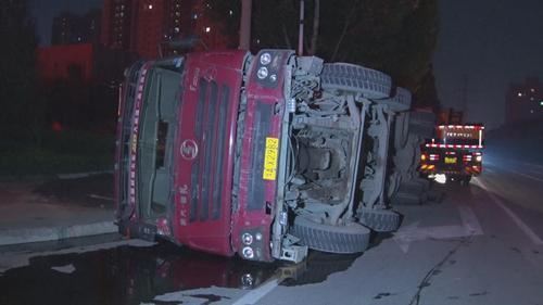  郑州街头一辆拉建材的大货车发生侧翻
