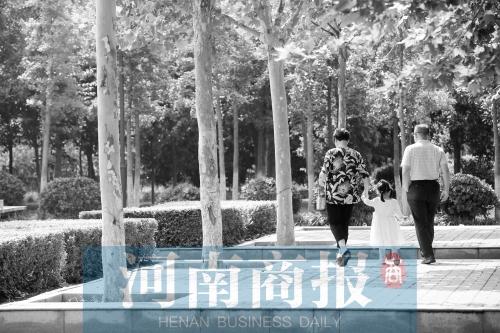 母亲帮女儿连带俩娃抑郁 老人成带娃“主力军”