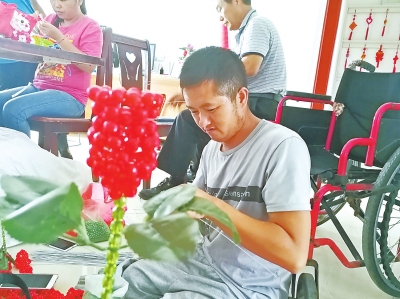  男子遭遇车祸失去双腿 靠双手撑起一片天
