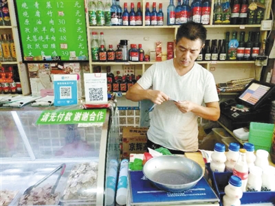 路边出租车自燃 男子掂起自家灭火器跑去扑救