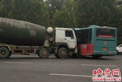 郑州一辆水泥罐车和公交碰撞 一名乘客受伤