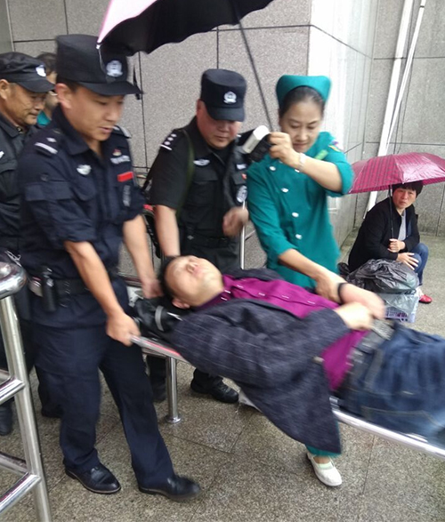 男子突发脑溢血昏倒 警民暴雨中生死营救
