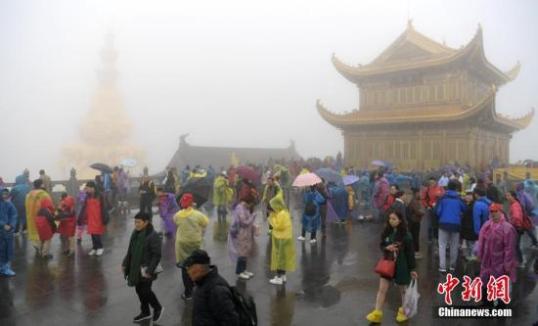 降雨降温扰动国庆假日 中国中东部地区将迎大幅降温