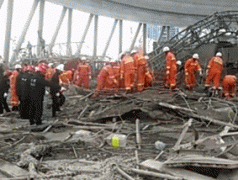 江西一电厂在建冷却塔施工平台倒塌 40余人遇难
