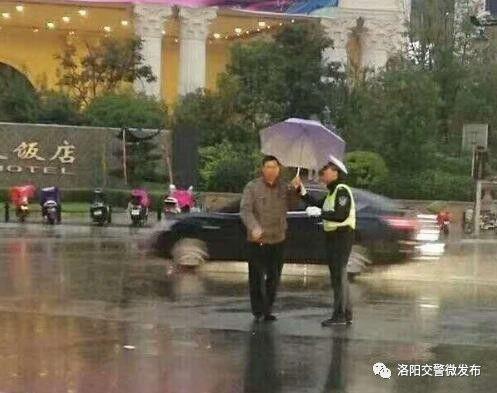 超暖心！全城寻找“撑伞sir”！洛阳交警要向您致谢！