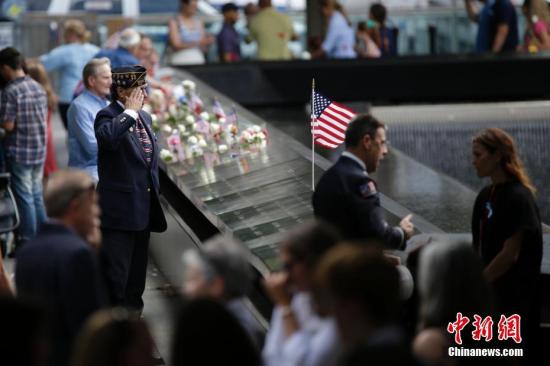 美国“9・11”事件15周年纪念日，美国总统奥巴马出席在五角大楼“9・11”纪念园举办的纪念活动，为遇难者默哀，敬献花环，并面向全美发表讲话。 中新社记者 张蔚然 摄