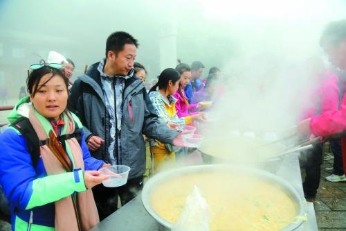 栾川一景区推“1元午餐” 无人值守引千人排队