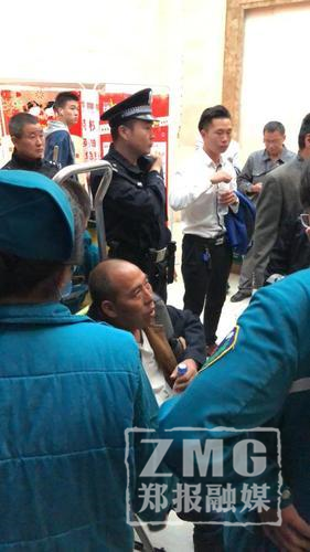 真实版电梯惊魂！电梯突然从4楼坠落吓坏乘客