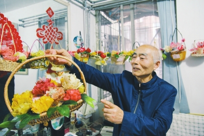 洛阳老人用鸡蛋面粉做＂牡丹＂ 好看还能吃