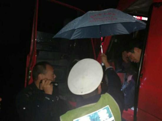  车祸现场 民警为受伤司机撑伞获网友点赞