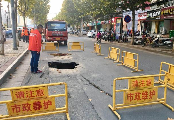 郑州一路口污水干管爆裂致路面塌陷 抢修一周
