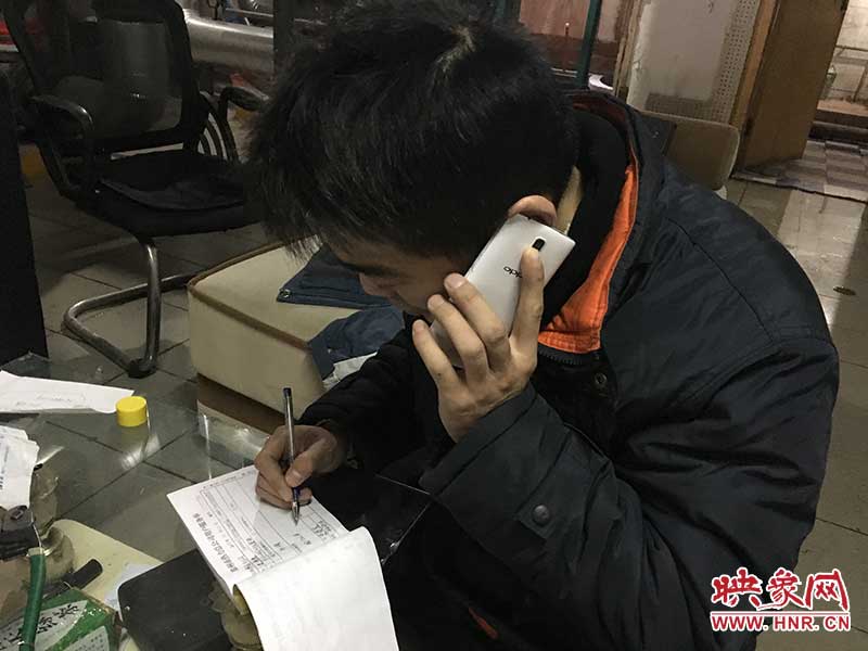 郑州供暖第一天，热力维修热线不断，电话最多时段前一个电话挂断下一个电话已经打进