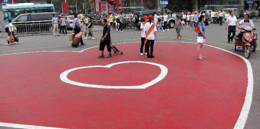  郑州交警画“爱心禁停区”行人：这招太妙了