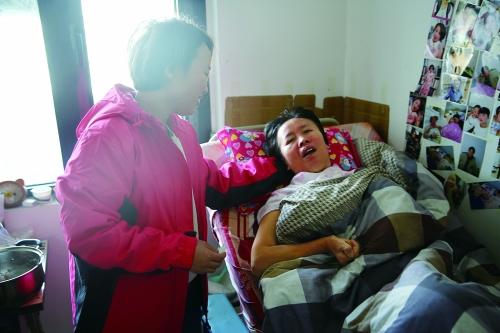 河南女大学生4年带植物人妈妈上大学 入围“中国好人榜”候选人