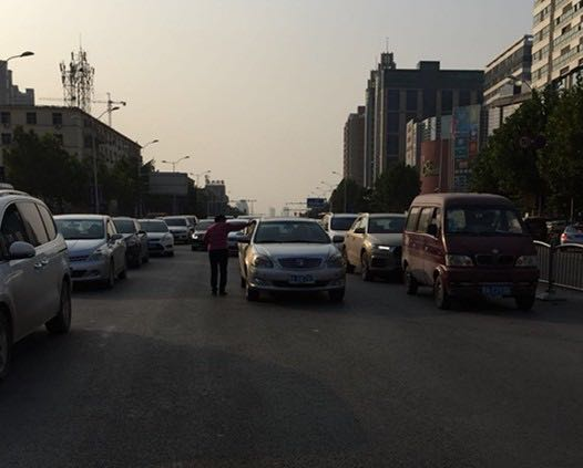 要钱不要命！车流中发小广告，一小时查处13人