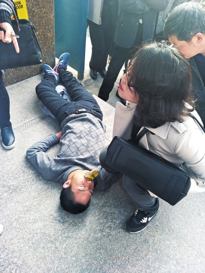  男子癫痫发作被路人当做睡着 医生路过凭职业敏感救人一命