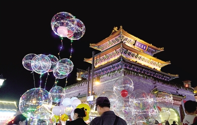 “发光气球”点缀夜空 美丽背后的东西你要知道
